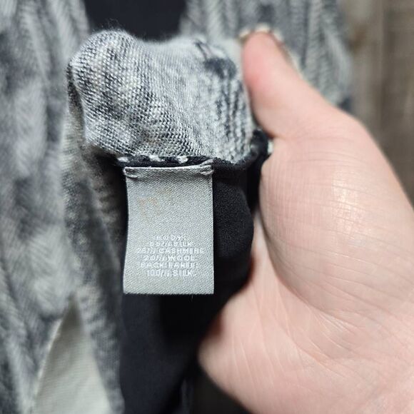 Neiman Marcus The Cashmere Collection Black and White Print Cardigan Cashmere Si - Picture 5 of 5